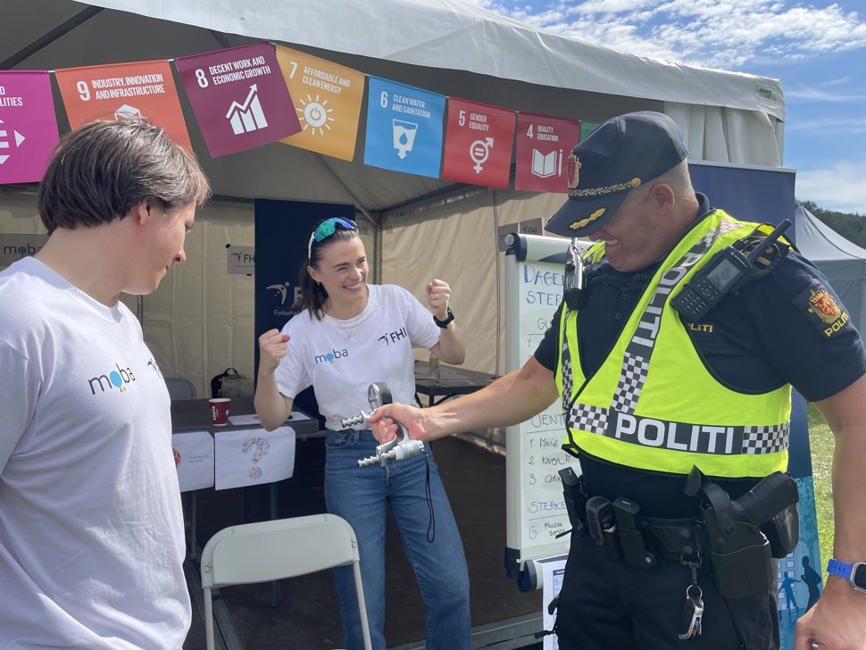 Deltakere på Norway cup tester gripestyrken sin på MoBa stand