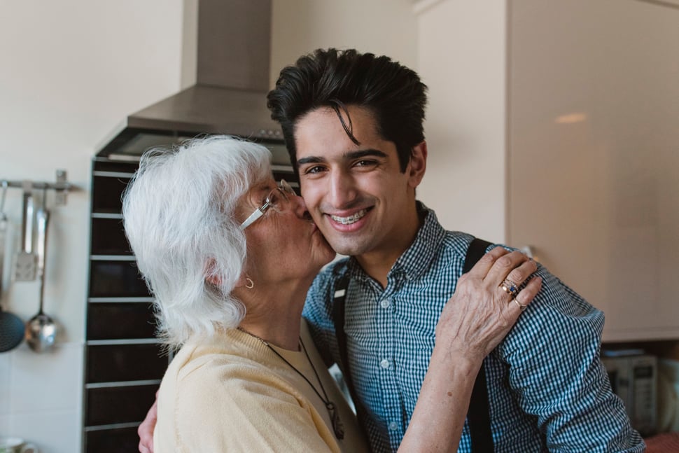 Bestemor kysser barnebarn