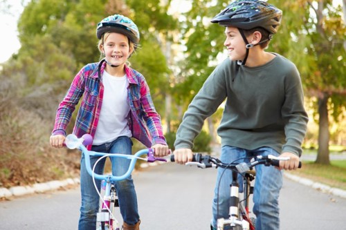 en jente og en gutt som sykler